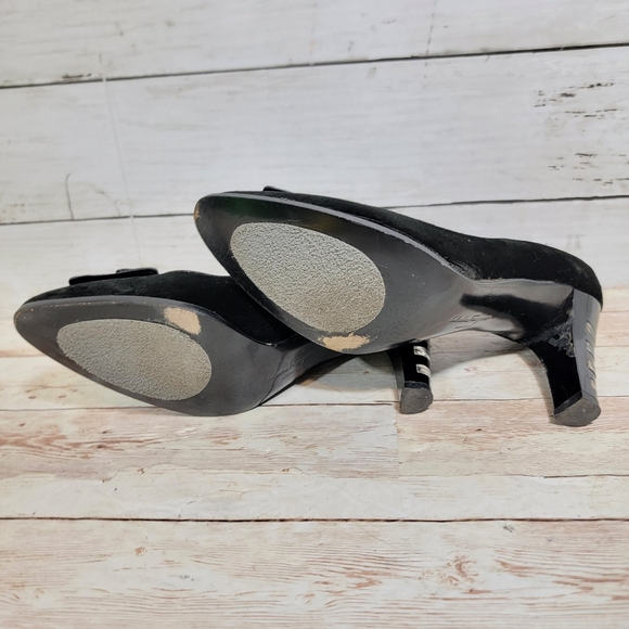 Salvatore Ferragamo black velvet and stingray pumps - Picture 12 of 13